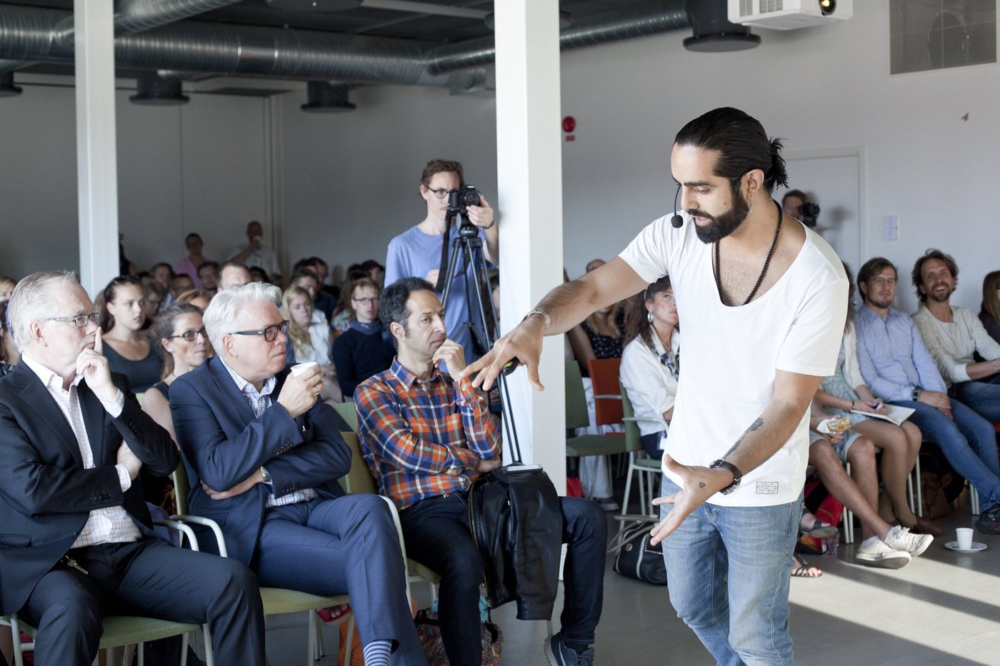 Navid Modiri föreläser mitt bland publiken