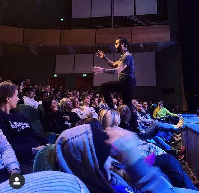 Navid Modiri i samtal med publiken.