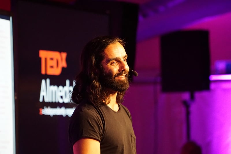Navid Modiri talar på TEDxAlmedalen.