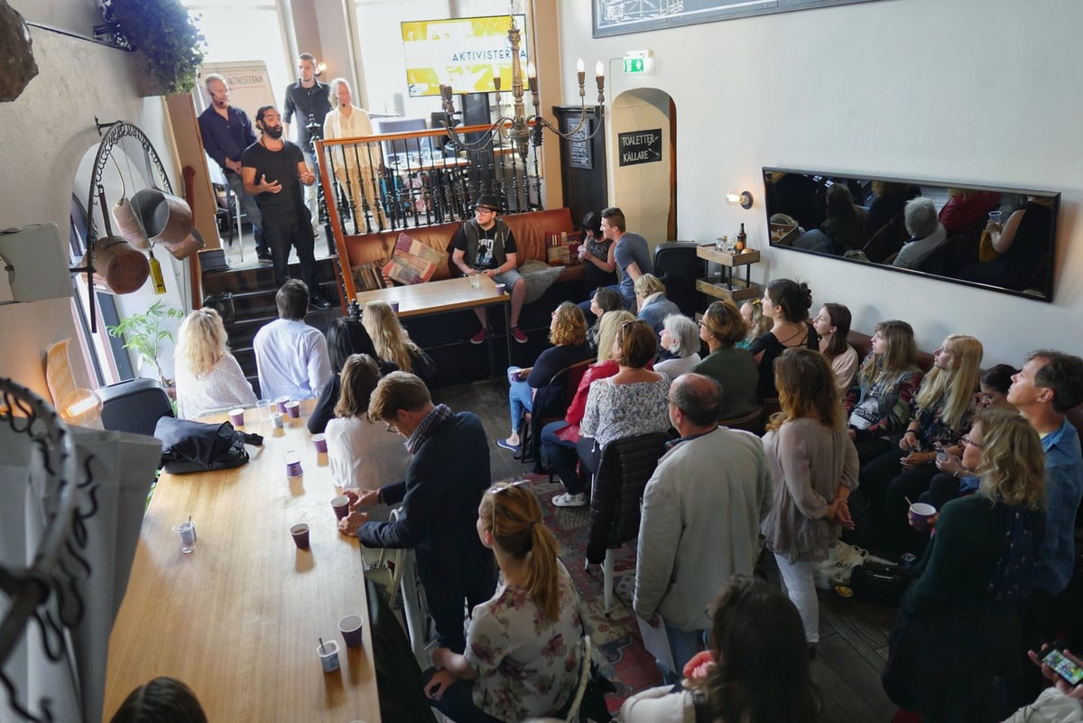 Navid Modiri talar inför en fullsatt lokal under ett samtal i Almedalen 2016.