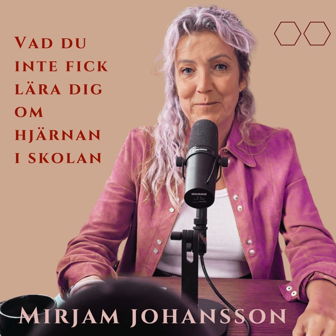 Mirjam Johansson i rosa skinnjacka framför en mikrofon under inspelningen av podden Koopla, med avsnittstiteln Vad du inte fick lära dig om hjärnan i skolan.