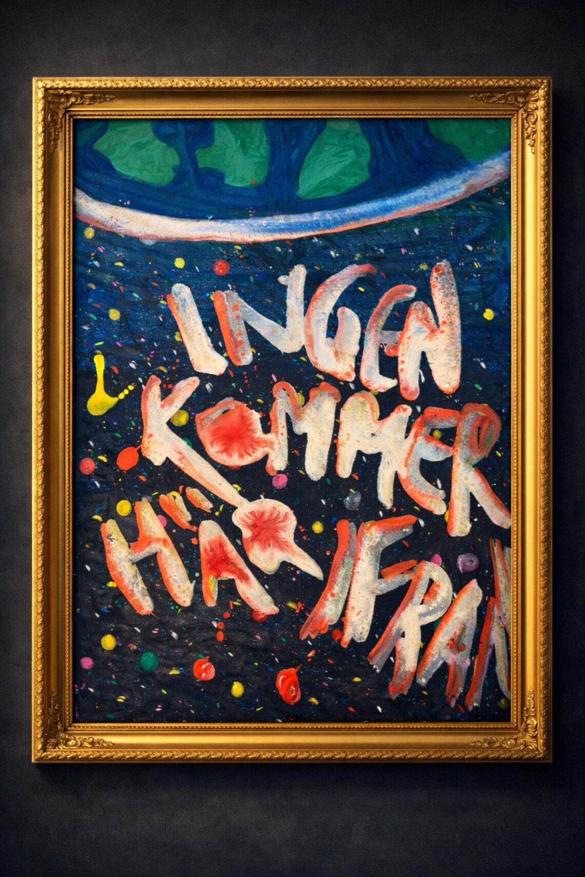 Guldramad målning med texten Ingen kommer härifrån i vita bokstäver över en mörk stjärnhimmel. Målning av Navid Modiri.