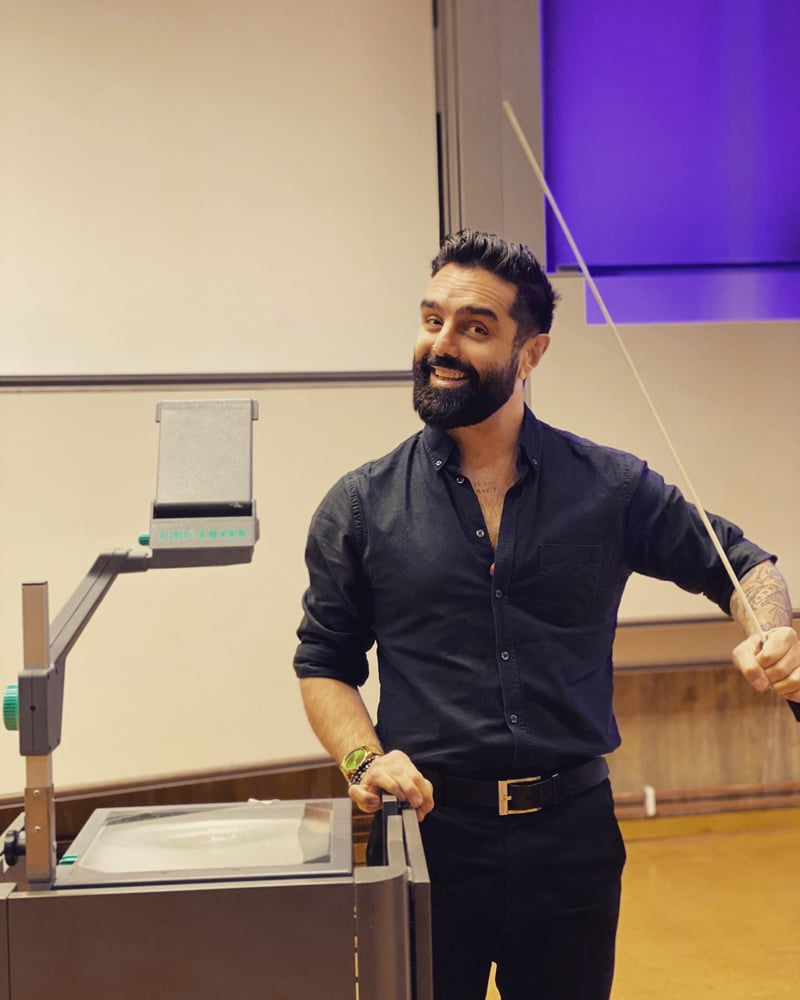 Navid Modiri föreläser för en publik.
